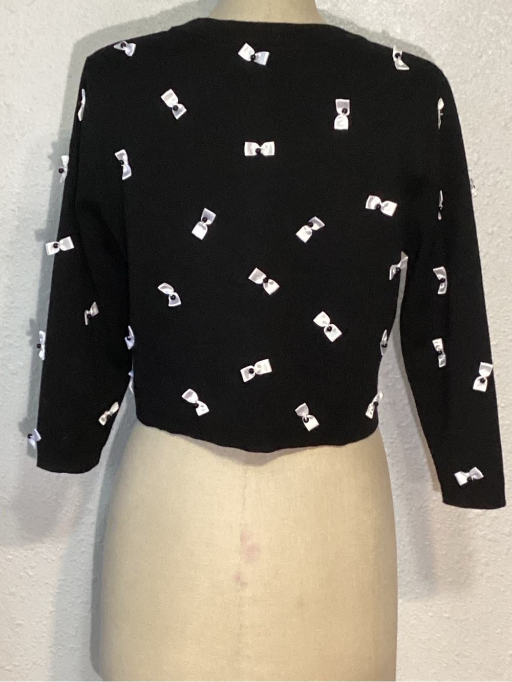 Alice + Olivia Daroda cropped bow Black Cardigan size medium - Picture 4 of 9